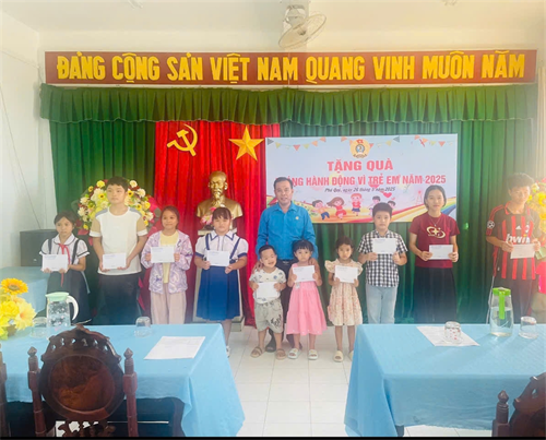 LIÊN ĐOÀN LAO ĐỘNG HUYỆN PHÚ QUÝ TRAO QUÀ “THÁNG HÀNH ĐỘNG VÌ TRẺ EM” NĂM 2025